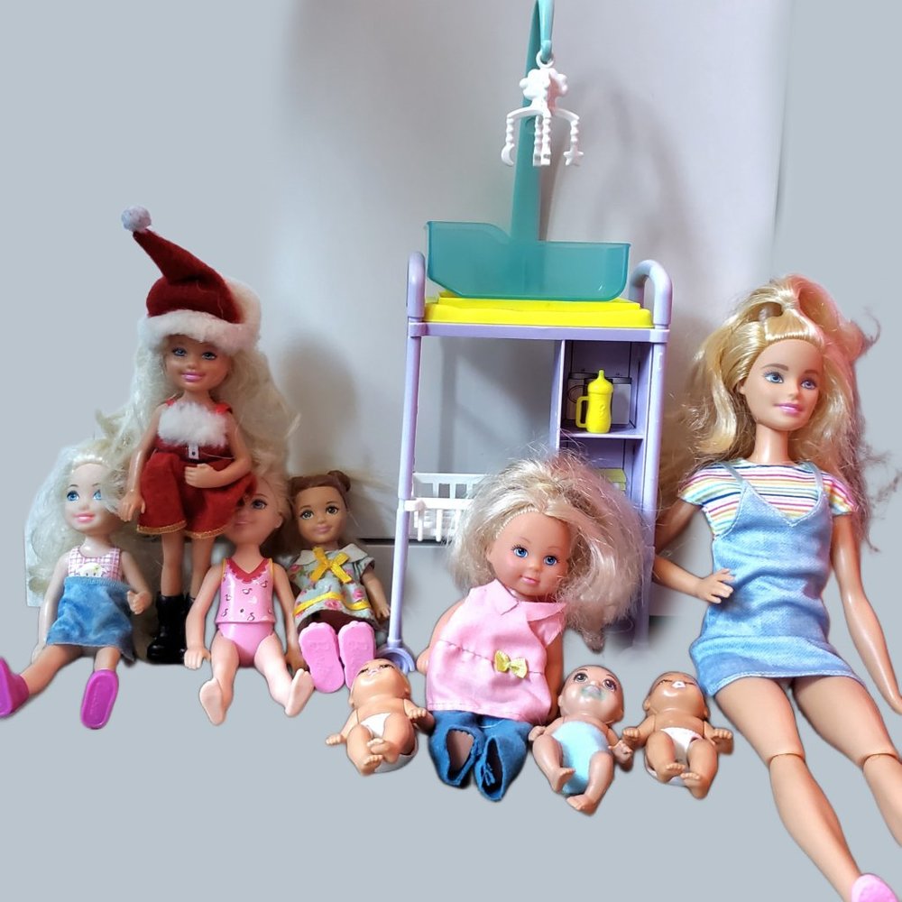 🐺GONE🐺Barbie baby sitter Skipper with twins and a few other kids.